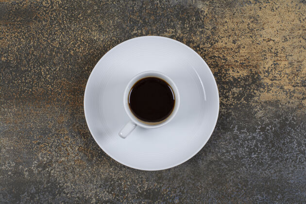 新鲜的一杯黑咖啡放在大理石表面咖啡杯子浓缩咖啡