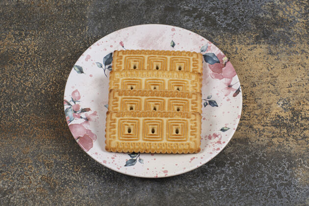 长方形一堆美味的饼干放在五颜六色的盘子里干燥烘焙小麦
