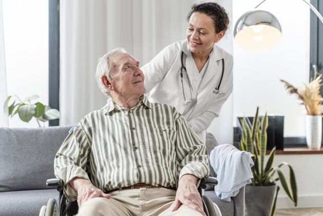 病人医生在室内和老人说话内部健康老年