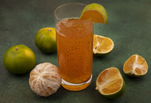 水果健康新鲜的橘子和新鲜的果汁在一个杯子里俯瞰柑橘玻璃果汁