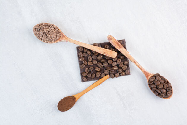 可可咖啡豆 磨碎的咖啡和可可粉放在木勺上香味烤粉