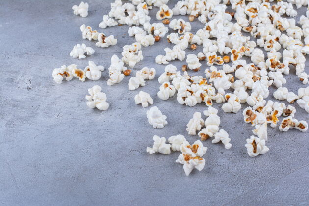 小吃松脆的爆米花散落在大理石表面玉米风味电影院