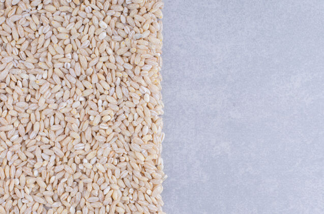 农业一团米整齐地排列在大理石表面有机烹饪饮食