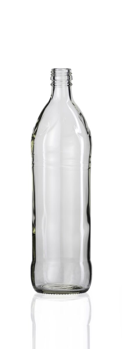 容器垂直拍摄的一个空玻璃瓶隔离在一个白色的玻璃酒精空白