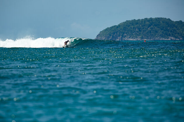 夏威夷在蓝色波浪上冲浪蓝色印度尼西亚极限