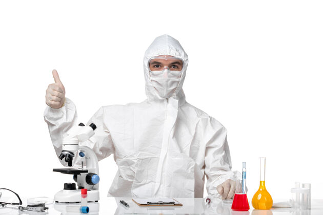 实验室外套正面图男性医生穿着防护服 戴着面罩 因为科维德只是坐在白色空间套装保护到期
