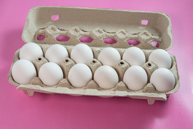 自然粉红色表面上的蛋营养食物特写