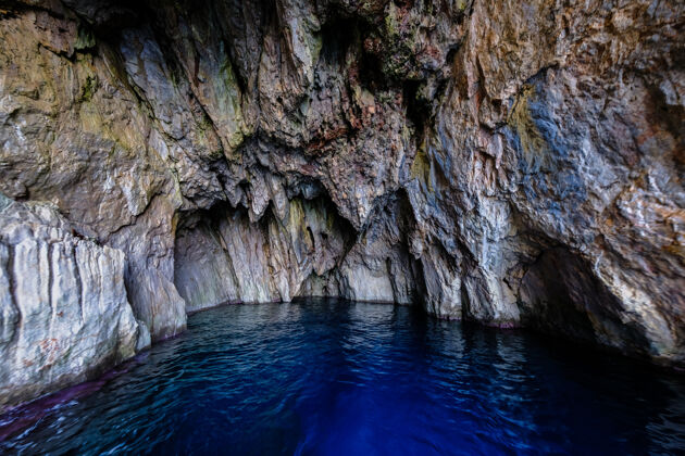 悬崖岩洞里的海水涟漪热带海景