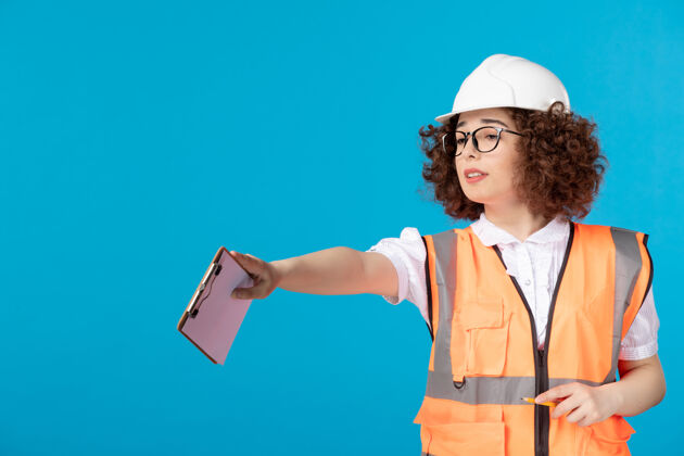 人前视图女建设者在制服上控制蓝色的工作职业女建筑工人工作