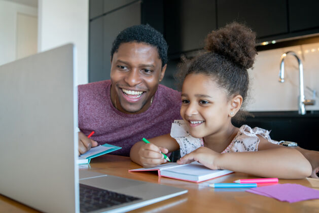 家庭作业父亲在家帮助和支持女儿上网络学校团聚女儿学生