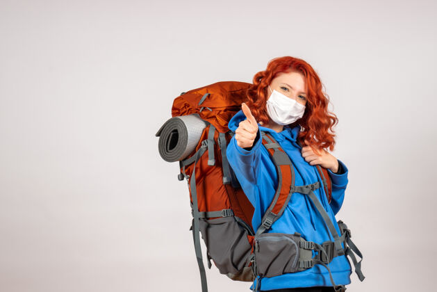 女游客女游客背着背包上山旅游肖像女人颜色