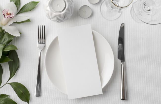 桌子布置平面布局的春季菜单模拟盘与餐具和鲜花平面图模型水平