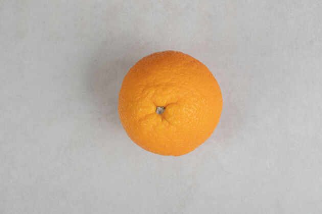 酸新鲜的整个橙色在灰色的表面上柑橘有机橙子