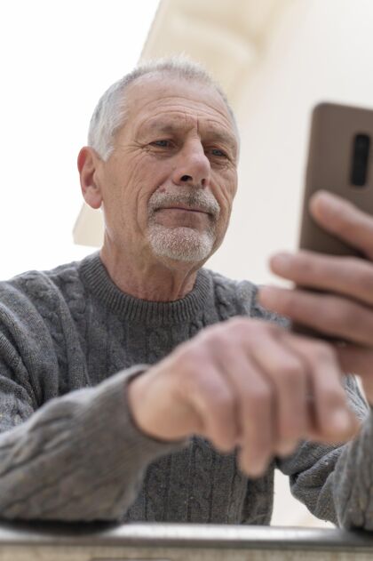 老年人现代老人户外成熟现代电话