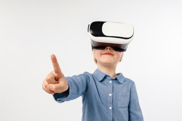 游戏选择不同小女孩或小孩用虚拟现实眼镜指着空白的空间 隔离在白色的工作室背景上概念尖端技术 视频游戏 创新游戏游戏模拟