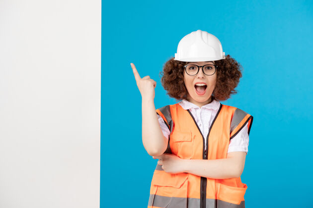青少年正面图是穿着蓝色制服的兴奋的女建筑工人人职业工程师