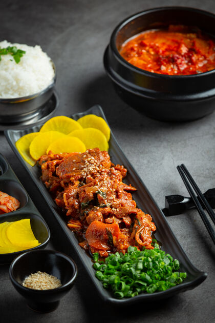 营养韩国食品；韩式酱炒猪肉滋养碳水化合物传统