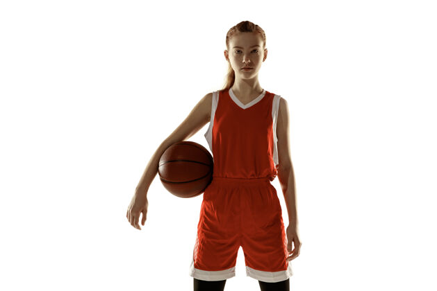 小伙子年轻的白人女子篮球运动员 在白色背景下摆出自信孤立的姿势红发运动女孩运动的概念 运动 活力和活力 健康的生活方式训练 练习篮球身体球员