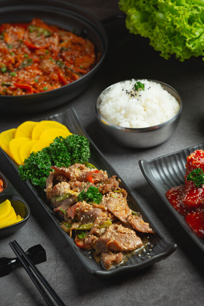 营养韩国菜bulgogi或腌牛肉烤肉即可享用蛋白质传统餐厅