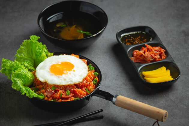 滋养韩国菜泡菜炒饭配煎蛋传统餐厅鸡肉