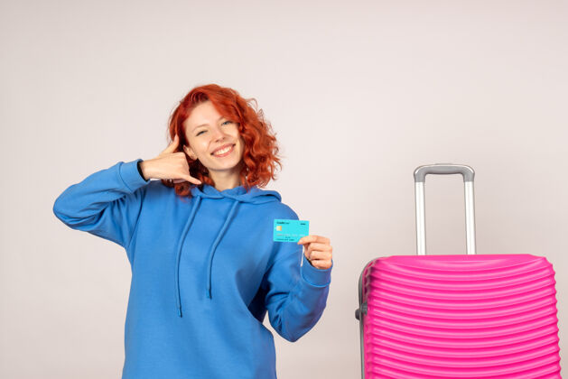 粉色正面是带着粉色包和银行卡的女游客快乐旅行颜色