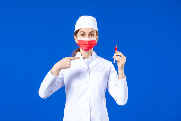 手正面图：身穿白色医疗服的女护士 戴着红色面罩 手上拿着蓝色针剂男人疾病套装