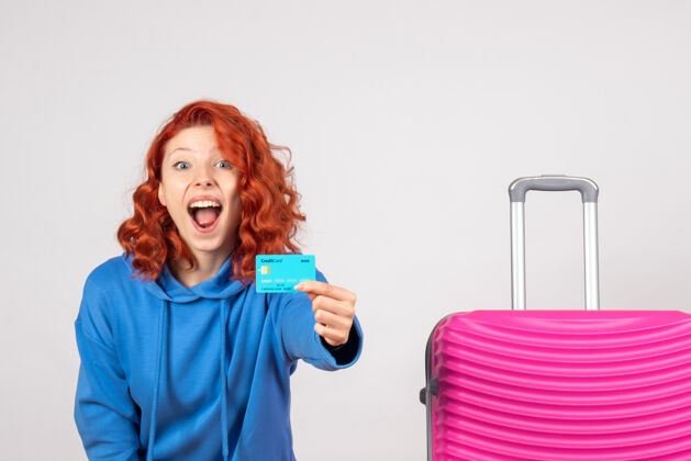 女游客正面是带着粉色包的女游客微笑成人信用卡