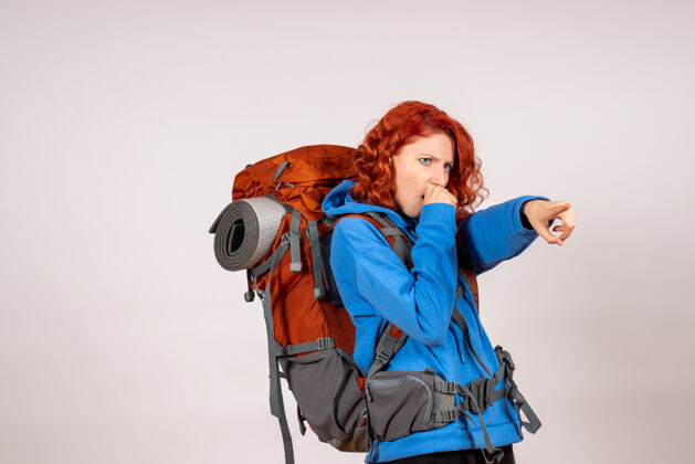 徒步旅行女游客背着背包上山旅游肖像女人山