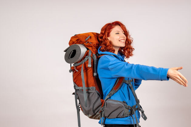 年轻女游客背着背包上山旅游时尚自然徒步旅行