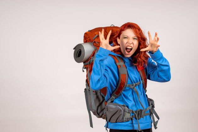 徒步旅行女游客背着背包上山旅游背包肖像女人