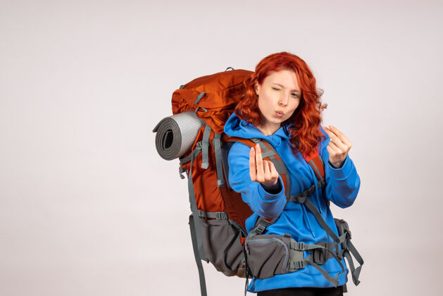 自然女游客背着背包上山旅游快乐年轻远足