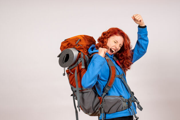背包女游客背着背包上山旅游徒步旅行颜色女人