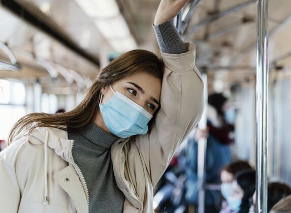 女性戴着口罩坐地铁的年轻女子感染病毒地铁