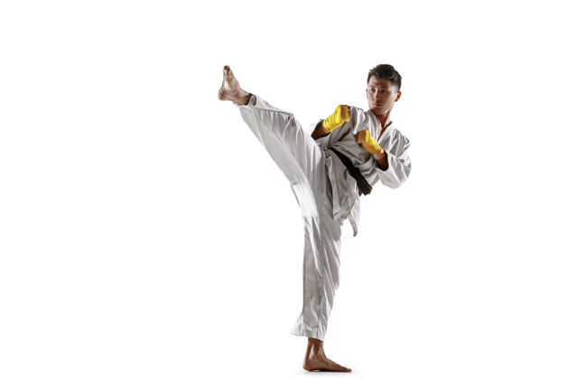 空手道自信的韩国人穿着和服练习徒手格斗武术艺术表演训练