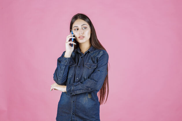 电话拿着蓝色智能手机说话的女孩人姿势女性