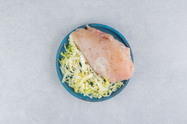 农业把鸡胸肉和青菜放在木盘里 放在白色的表面上鸡胸营养美味