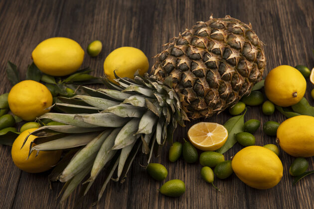 水平顶视图的健康水果 如菠萝柠檬和金盏花隔离在一个木制的背景顶部水果健康