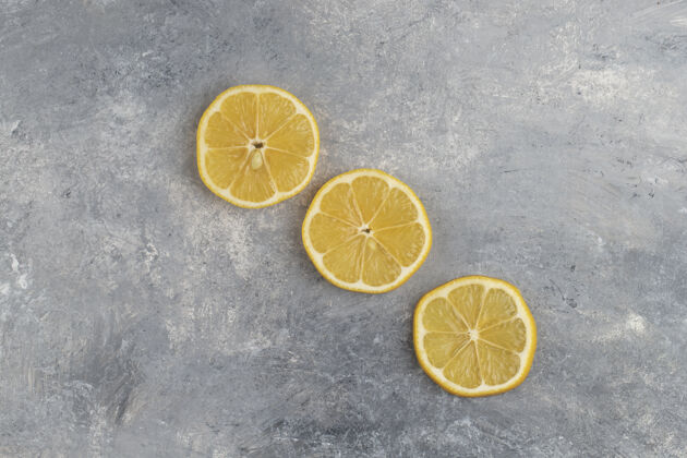 柑橘在大理石上放三片酸柠檬柠檬成熟切片