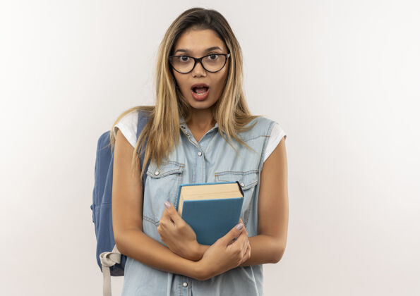 年轻印象深刻的年轻漂亮的女学生戴着眼镜 背着包拿着书孤立在白色背包眼镜