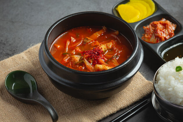 辣椒泡菜jikae或泡菜汤准备在碗里吃生活营养营养