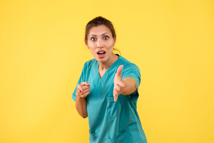 医疗前视图黄色背景上穿着医用衬衫的女医生衬衫护士女医生