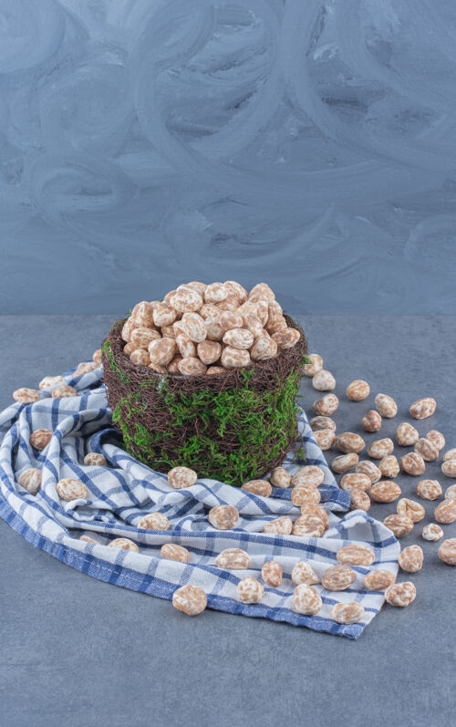 甜点肉桂糖放在碗里 毛巾放在大理石背景上配料食材风味