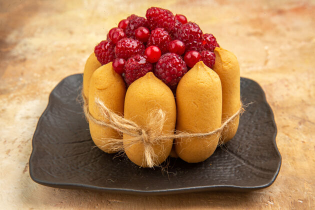 甜点侧视图与水果礼品蛋糕上的混色表水平视图饮食食品水平