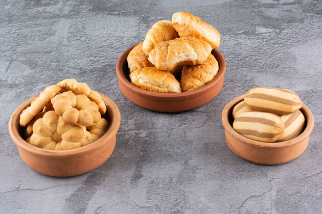 传统新鲜的自制饼干放在灰陶碗里木材仍然曲奇