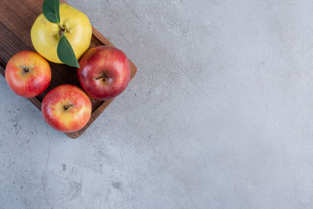 美味木瓜和苹果捆在大理石背景的木板上苹果美味可口
