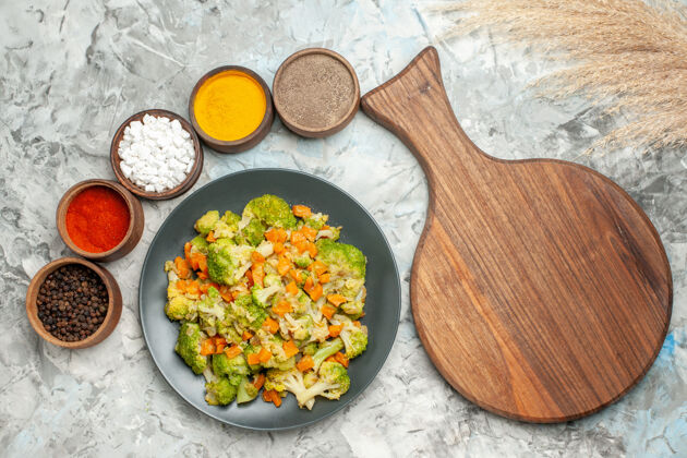 横健康蔬菜沙拉不同香料和切菜板在白色桌子上的水平视图午餐晚餐切