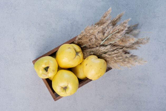 美味新鲜成熟的黄色木瓜木箱里的水果顶视图特写新鲜营养