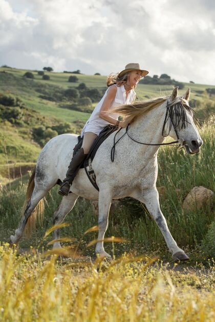 乡村女农民骑马自然侧视图牛仔帽骑马老人