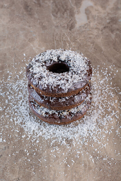 糕点灰色带粉自制松饼的垂直照片巧克力食物糖