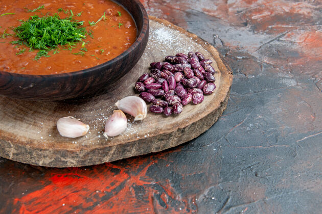 大蒜番茄汤豆蒜的特写镜头放在调色台的木砧板上香料草药豆类